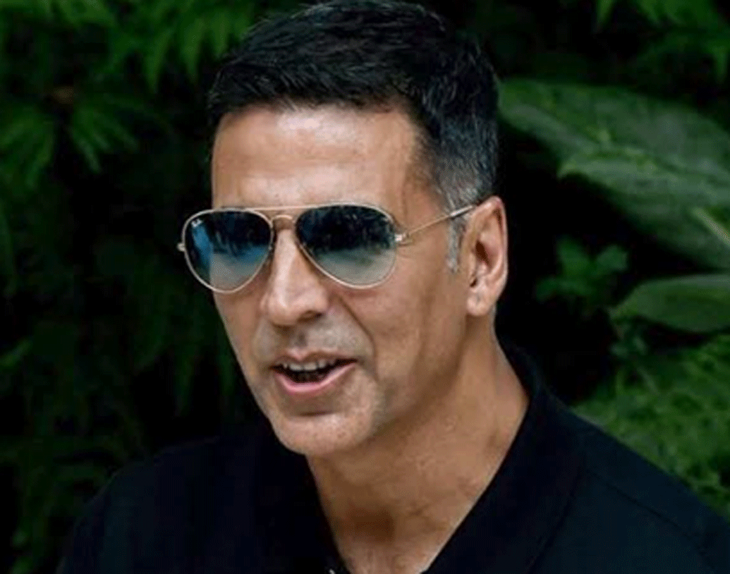 ডিজাইনার বন্ধুর বাড়িতে মাত্র দু’ঘণ্টার একটি অনুষ্ঠান করে তাঁরা বিয়ে করেছিলেন। অনুষ্ঠানে উপস্থিত ছিল মাত্র ৫০ জন অতিথি। সেই তালিকায় আমির খান, রাজনৈতিক নেতা অমর সিংহ এবং পরিচালক ধর্মেশ দর্শনের মতো ঘনিষ্ঠ কয়েকজন অতিথি ছিলেন।