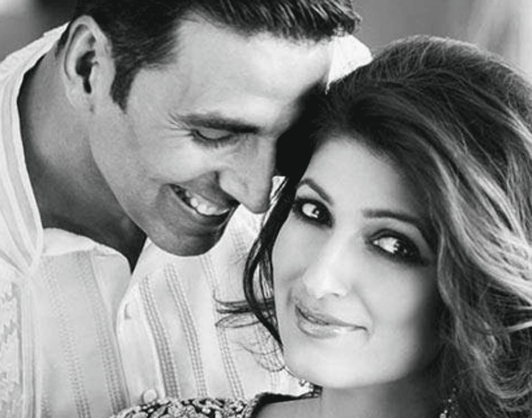 তাঁরা যে সত্যিই বিয়ে করেছেন তা প্রথমে অনেকেই বিশ্বাস করতে পারেননি। তাঁদের দুজনের প্রথম দেখা মুম্বইয়ের একটা ফিল্মফেয়ার ম্যাগাজিনের ফটোশুটে। টুইঙ্কলকে প্রথম দেখেই প্রেমে পড়েছিলেন অক্ষয়। টুইঙ্কলের সঙ্গে তোলা সেই প্রথম ফটোটা আজও সযত্নে রেখে দিয়েছেন তিনি।