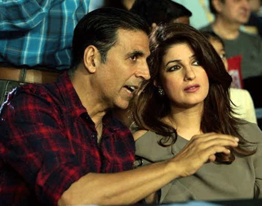 অক্ষয়ের জীবনে অনেক প্রেম এসেছে। রবিনা টন্ডনের সঙ্গে দীর্ঘ তিন বছর ডেট করেছেন। তাঁরা বিয়ে করার সিদ্ধান্তও নিয়ে ফেলেছিলেন। কিন্তু পরে তাঁদের সম্পর্ক ভেঙে যায়।