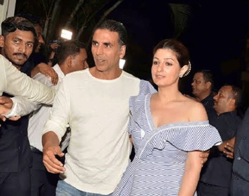 একসময় রেখার সঙ্গেও অক্ষয়ের নাম জড়িয়েছিল। রবিনা নাকি তখন রেখাকে অক্ষয়ের থেকে দূরে থাকতে বলেছিলেন। তারপর তাঁর জীবনে শিল্পা শেট্টি, পূজা বাত্রা, আয়েশা জুলকা এসেছেন। এমনকি টুইঙ্কলকে বিয়ের পর প্রিয়ঙ্কা চোপড়ার সঙ্গেও তাঁর নাম জড়িয়েছিল।