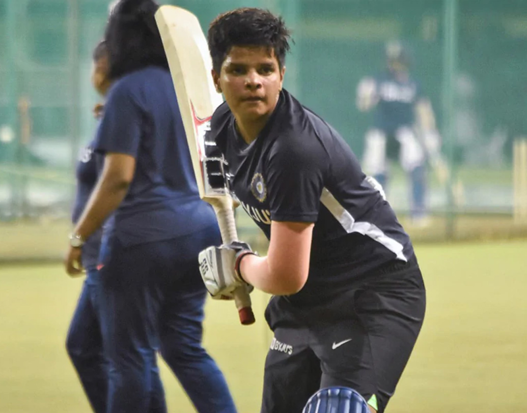 ডারেন স্যামি ন্যাশনাল স্টেডিয়ামে খেলতে নেমে শুরু থেকেই আগ্রাসী মেজাজে ব্যাটিং শুরু করেছিল হরিয়ানার মেয়ে শেফালি। ছ’টি চার ও চারটি ছক্কা ছিল তাঁর ইনিংসে।