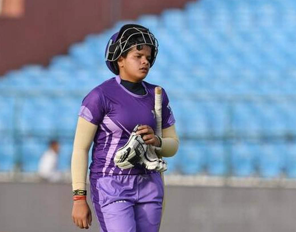 তবে চলার পথ ছিল প্রথম থেকেই বন্ধুর। ছোট থেকেই ক্রিকেট খেলার নেশা। কিন্তু রোহতকের কোনও অ্যাকাডেমিতে মেয়েদের ক্রিকেট খেলা শেখায় না। শেষে বাধ্য হয়ে মেয়েকে অ্যাকাডেমিতে ছেলের পরিচয়ে ভর্তি  করান শেফালির বাবা, সঞ্জীব বর্মা।