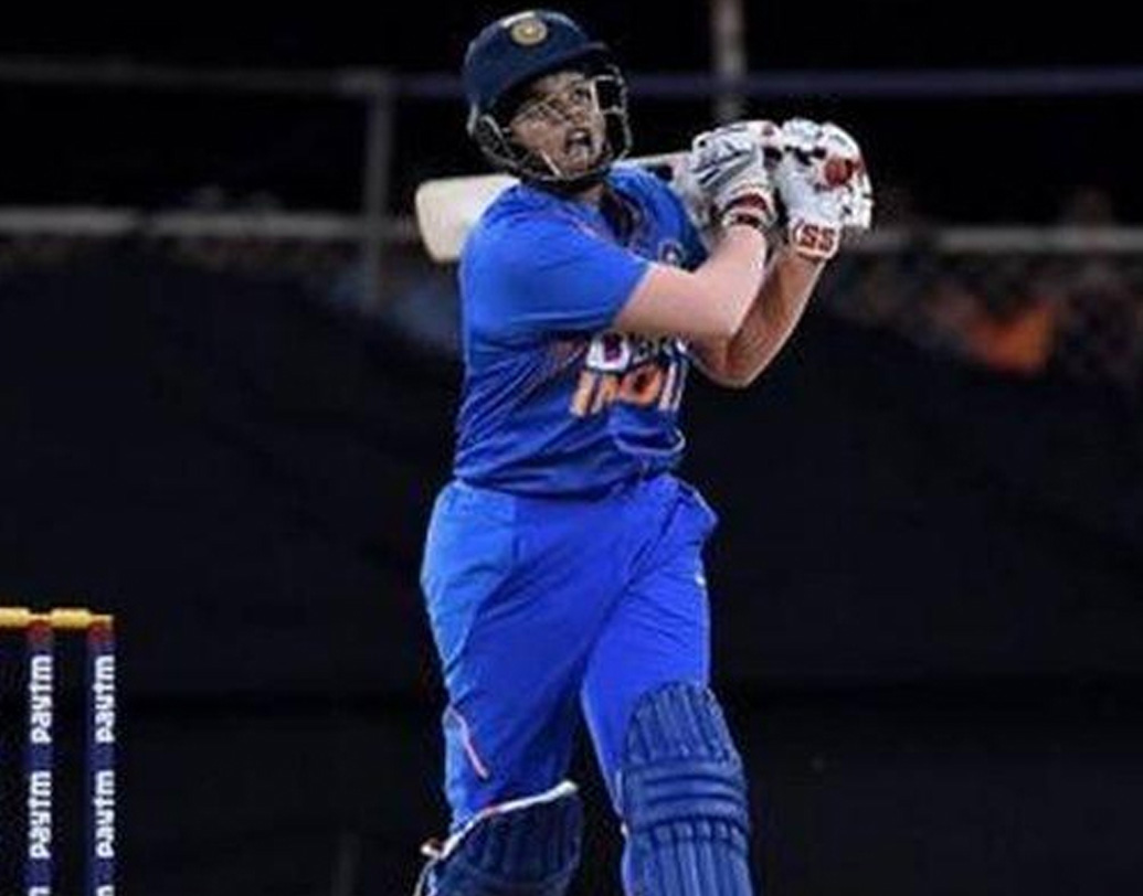 আজ প্রতিবেশী থেকে আত্মীয়স্বজন, সবার মুখে শেফালির নাম। অথচ একদিন এরাই আক্রমণ করেছিল কদর্য ভাষায়। ছেলেদের সঙ্গে ক্রিকেট খেলা নিয়ে চরম নিন্দা ও সমালোচনা হয়েছে। সবাই বলেছে, ক্রিকেটে মেয়েদের কোনও ভবিষ্যৎ নেই।