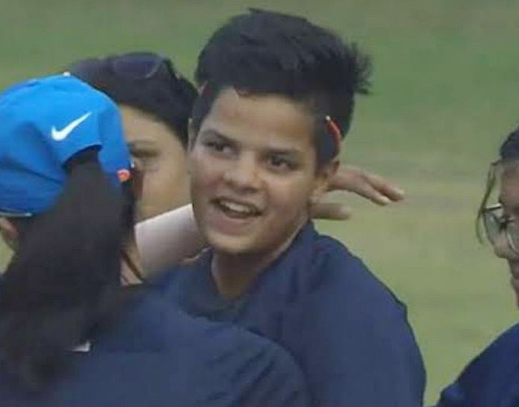 রাম নারায়ণ অ্যাকাডেমিতে ন’বছর বয়স থেকে ক্রিকেট শিখছেন শেফালি। তাঁর কোচ অশ্বিনী কুমার জানিয়েছেন, অকুতোভয় মনোভাবই শেফালির তুরূপের তাস। সচিনের মতো তাঁর ছাত্রীও প্রতিভাময়ী। যেমন খুচরো রান, সেরকমই বাউন্ডারি-ওভার বাউন্ডারি মারতে দক্ষ শেফালি। সংবাদমাধ্যমে জানিয়েছেন প্রত্যয়ী ও গর্বিত কোচ। (ছবি:সোশ্যাল মিডিয়া)