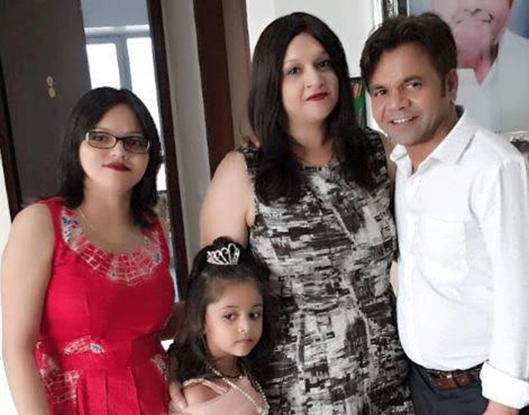 হাঙ্গামা, কাল হো না হো, মুঝসে শাদি করোগে, মালামাল উইকলি এই সমস্ত ছবি করেই জনপ্রিয় হয়েছেন রাজপাল। জীবনে দুবার প্রেম এসেছে তাঁর। দুবার বিয়েও করেছেন। প্রথমে তিনি করুণা নামে এক মহিলাকে বিয়ে করেন। কন্যা সন্তানের জন্ম দেওয়ার সময় তাঁর মৃত্যু হয়। ২০০৩ সালে কানাডার বাসিন্দা রাধা নামে এক  মহিলাকে তিনি বিয়ে করেন। দ্বিতীয় পক্ষেরও হানি নামে একটি মেয়ে রয়েছে।