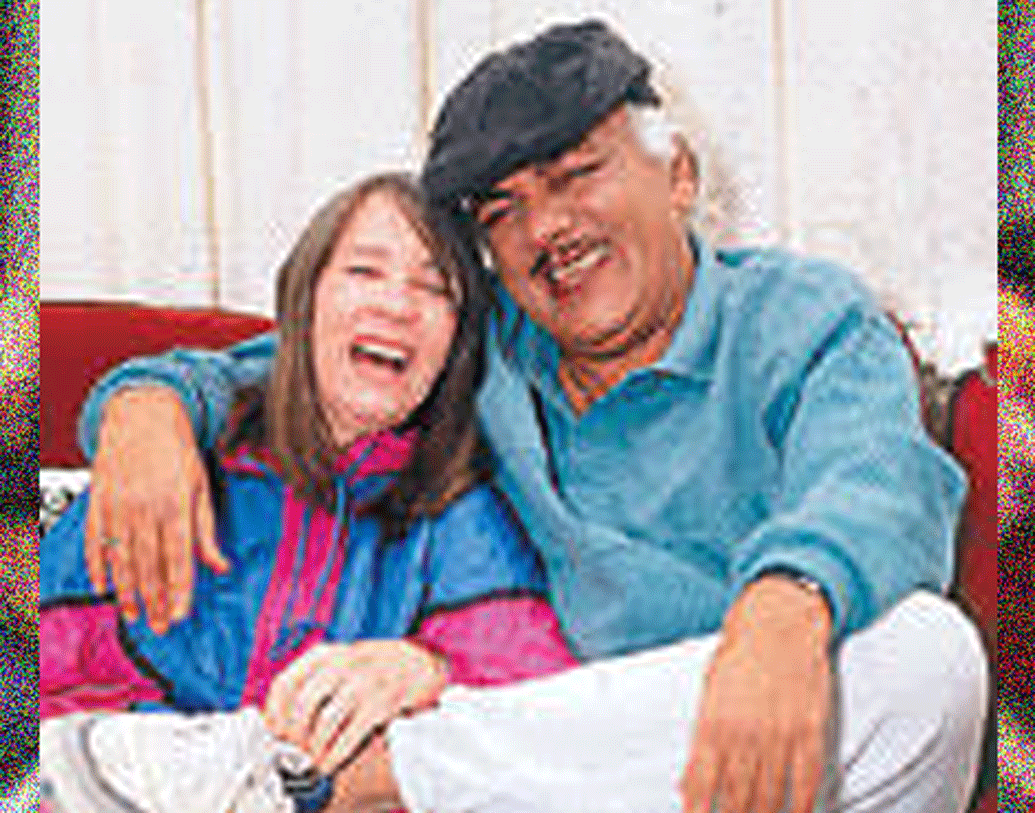 কমেডিয়ান মেহমুদ বলিউড ইন্ডাস্ট্রিতে কমেডির এক অন্য দিক খুলে দিয়েছিলেন। স্ক্রিনের মতো তাঁর ব্যক্তিগত জীবনও বর্ণময়। দুবার বিয়ে করেছেন তিনি। ১৯৫৩ সালে প্রথম বিয়ে। স্ত্রী ছিলেন জনপ্রিয় অভিনেত্রী মধু। ১৯৬৭ সালে তাঁকে ডিভোর্স দেন মেহমুদ। পরে মার্কিন অভিনেত্রী ট্রেসিকে বিয়ে করেন। দুই স্ত্রী মিলিয়ে মোট সাত সন্তানের বাবা মেহমুদ। ২০০৪ সালে মৃত্যু হয় তাঁর।