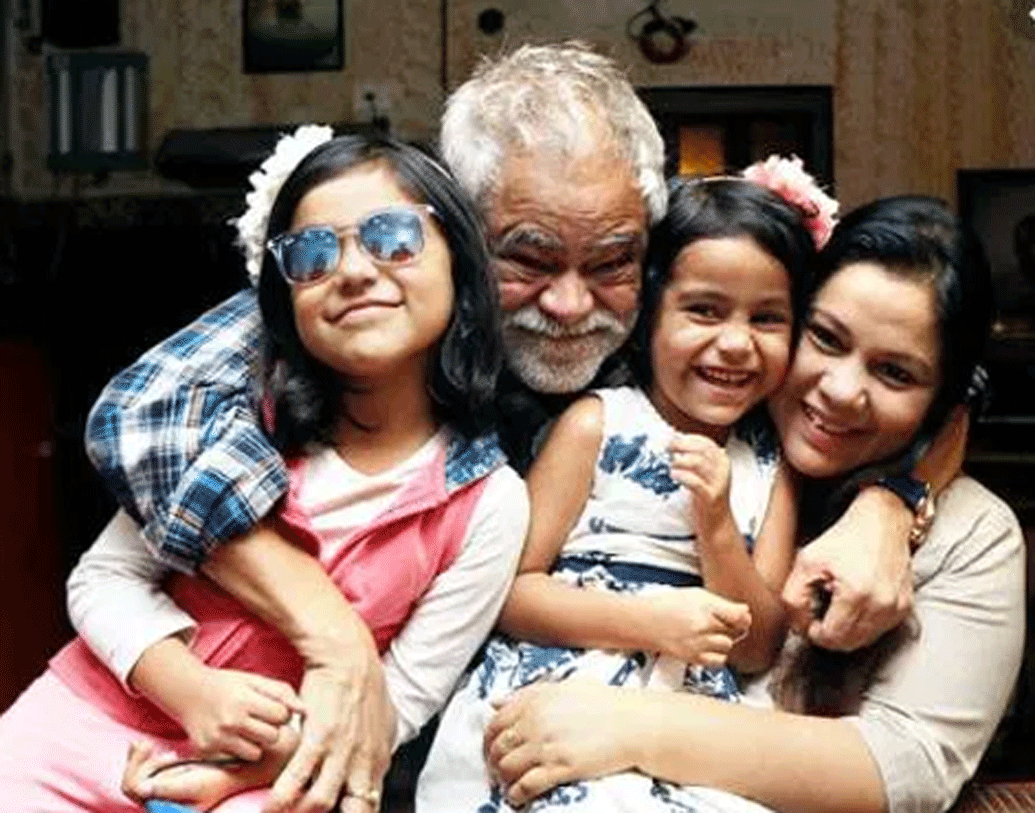 স্ক্রিনে একটার পর একটা যে দারুণ অভিনয় আমাদের উপহার দেন সঞ্জয় মিশ্র, এর জন্য তাঁর অনুপ্রেরণা স্ত্রী কিরণ মিশ্র। তাঁর প্রথম বিয়ে ভেঙে যায়। তারপর ২০০৯ সালে কিরণ মিশ্রকে বিয়ে করেন তিনি। ব্যক্তিগত জীবনে তাঁরা দুজনে ভীষণ সুখী। তাঁদের পল এবং লমহা নামে দুই কন্যা রয়েছে।