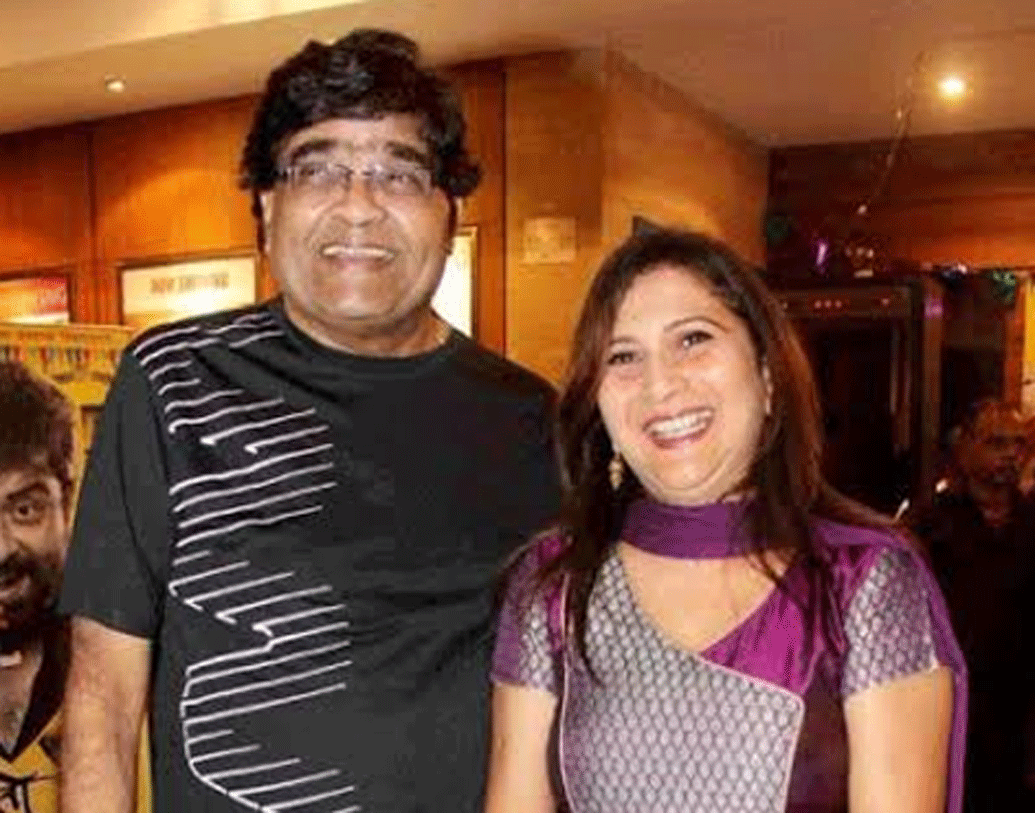 ‘হম পাঁচ’ -এর সেই আনন্দ মাথুরকে মনে আছে? তাঁর আসল নাম অশোক সরফ. ‘সিংহম’ ছবিতে আবার হেড কনস্টেবল হয়েছিলেন তিনি। অভিনেত্রী নিবেদিতা জোশিকে বিয়ে করেছেন তিনি। তাঁদের একমাত্র ছেলে অনিকেত একজন পেস্ট্রি শেফ।