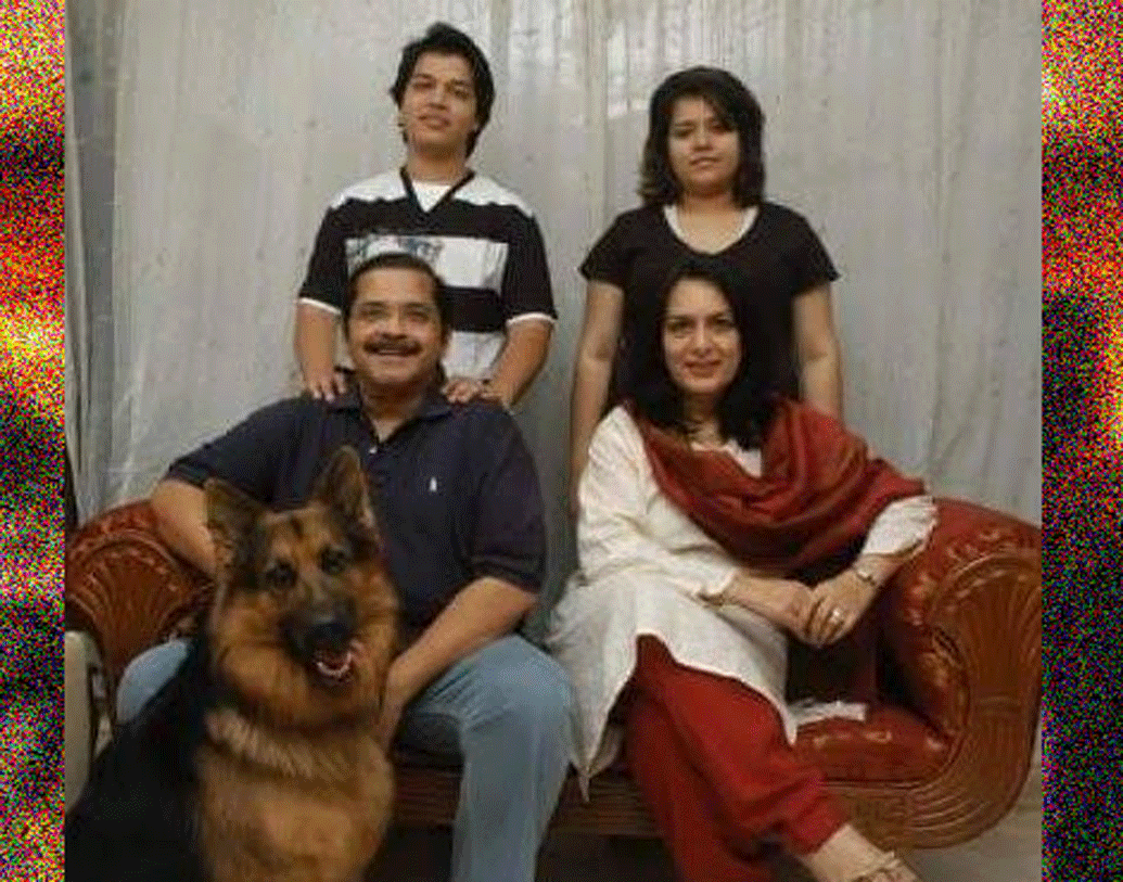 বোম্বেতে ১৯৫৪ সালে জন্ম টিকু তলসানিয়ার। জনপ্রিয় থিয়েটার অভিনেত্রী এবং ক্ল্যাসিকাল নৃত্যশিল্পী দীপ্তিকে বিয়ে করেছেন তিনি। তাঁদের দুই সন্তান রোহন এবং শিখা। টিকু তাঁর স্ত্রীকে জীবনের সব কঠিন ক্ষেত্র পার করার অনুপ্রেরণা মনে করেন।