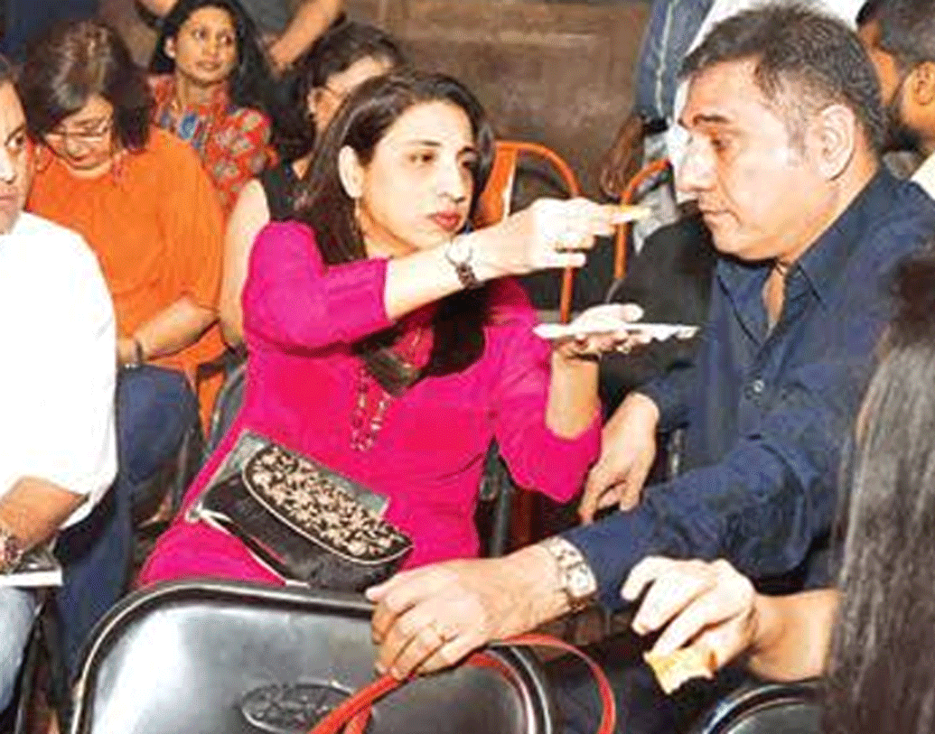 বোমান ইরানি ৪১ বছর বয়সে তিনি প্রথম ছবি করেন। কেরিয়ার শুরুর জন্য বয়স যে কোনও বাধা হতে পারে না তিনিই প্রমাণ করেন। ১৯৮৫ সালে জেনোবিয়া নামে এক মহিলাকে তিনি বিয়ে করেন। একটা বেকারিতে জেনোবিয়াকে প্রথম দেখাতেই ভালবেসে ফেলেছিলেন তিনি। স্ত্রীর অনুপ্রেরণাতেই তাঁর অভিনয় শুরু।