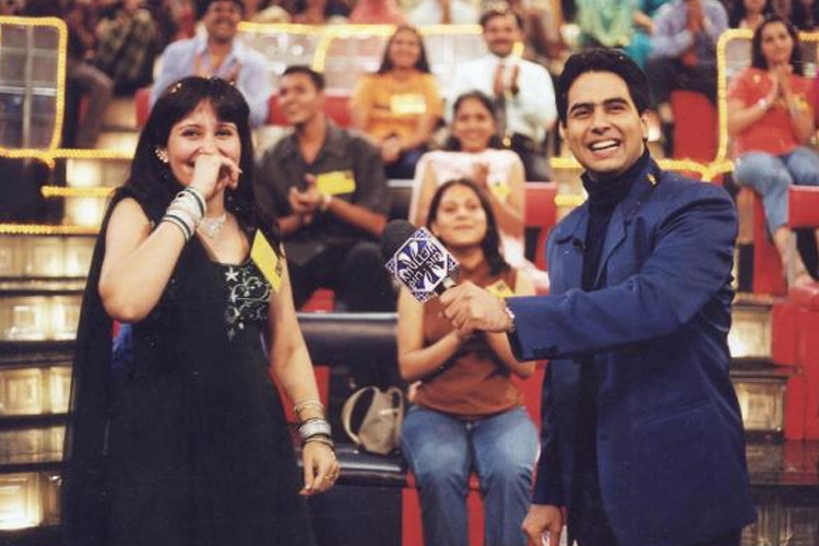 অভিনয়ের পাশাপাশি সঞ্চালনাতেও টেলিভিশনের অন্যতম মুখ হয়ে ওঠেন তিনি। ২০০১ থেকে ২০০৪ অবধি মিনি মাথুরের সঙ্গে আমন বর্মা সঞ্চালনা করতেন অত্যন্ত জনপ্রিয় বিয়েলিটি শো ‘খুল জা সিমসিম’।