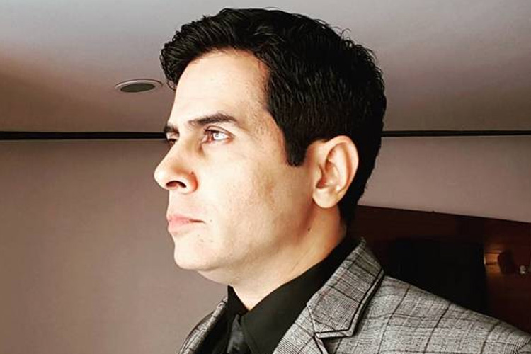 মসৃণ গতির সুর কাটল ২০০৫ সালে। আমন বর্মার নামে কাস্টিং কাউচ-এর অভিযোগ উঠল। ইন্ডিয়া টিভির স্টিং অপারেশনে দেখা গেল, মহিলাকে তিনি কুপ্রস্তাব দিচ্ছেন।