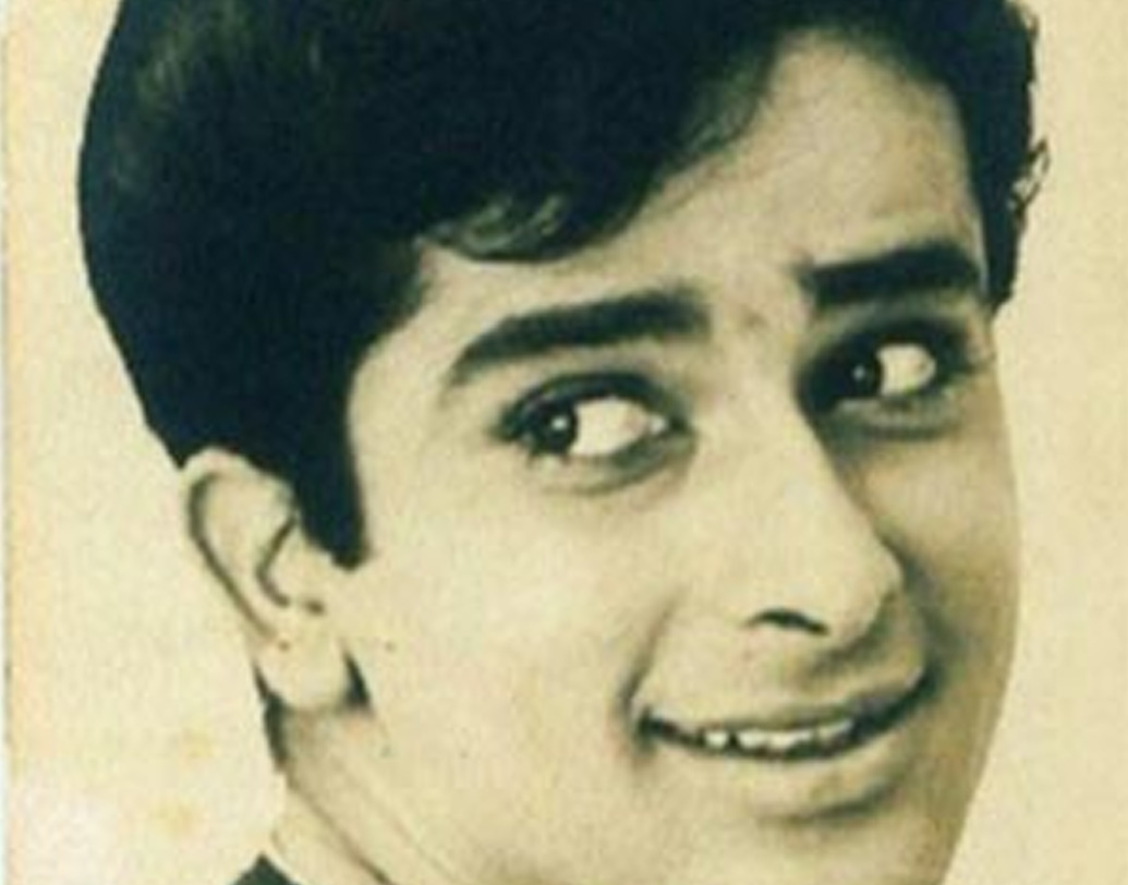 পৃথ্বী থিয়েটারের কর্ণধার পৃথ্বীরাজ কপূরের ছোট ছেলে বলবীর তখন অ্যাসিস্ট্যান্ট স্টেজ ম্যানেজার। মঞ্চ সাজাতে গিয়েই পর্দার আড়াল থেকে চোখ পড়ল বিদেশিনীর দিকে। সেই তরুণী, জেনিফার তখন সাদাকালো পোলকা পোশাকে মহড়া দিচ্ছেন মঞ্চে।