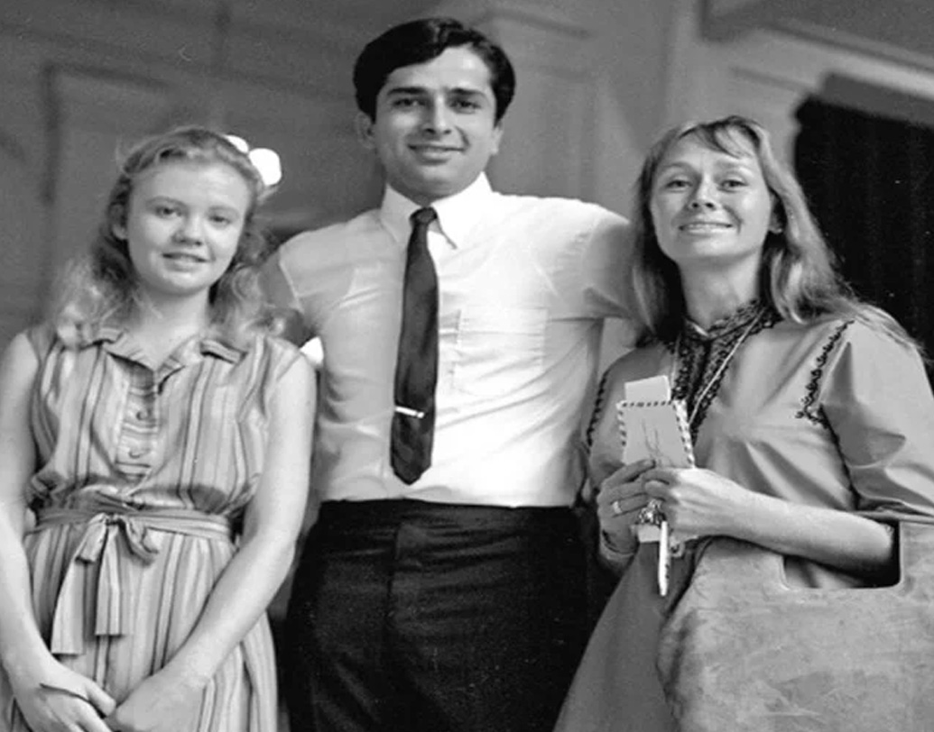 এহেন দুই নামী থিয়েটার পরিবারের সন্তানের আলাপ হল কলকাতায়। ক্রমে আলাপ গাঢ় হল প্রেমে। বলবীর তো প্রথম থেকেই জেনিফারের প্রেমে হাবুডুবু। কিন্তু জেনিফার সাড়া দিতে সময় নিয়েছিলেন।