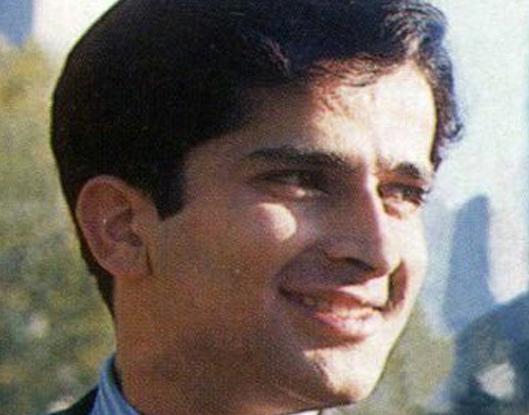 দুই পরিবারের কেউই জানতেন না প্রেমের বিন্দুবিসর্গ। জিওফ্রে কেন্ডল তো নিজের দলে অভিনয়ের জন্য ডেকেও নিলেন বলবীরকে। জেনিফার তখন দায়িত্ব নিলেন প্রেমিকের ইংরেজি উচ্চারণ নিখুঁত করার। উইলিয়ম শেক্সপিয়ার-সহ অন্য ইংরেজি সাহিত্যভাণ্ডারের বিশাল দরজা খুলে গেল বলবীরের সামনে।