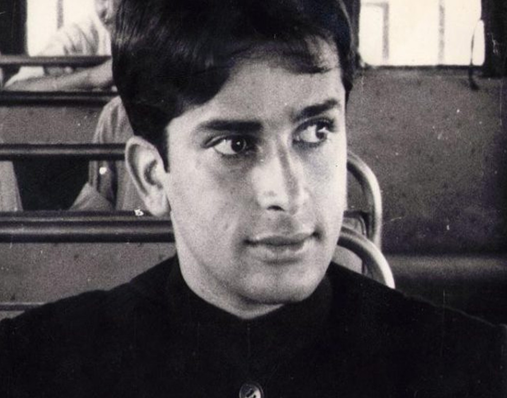 দু’জনেই জানতেন বাড়ি থেকে এই সম্পর্ক মেনে নেবে না। কিন্তু জানাতে তো হবে! অনেক ভেবে বলবীর জেনিফারের কথা বললেন বৌদি গীতা বালিকে।