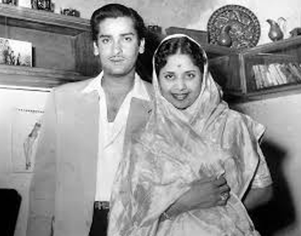 তারপর জানল বাকি কপূর পরিবার। একে বিদেশিনী, তারপর আবার ছেলের থেকে বয়সে পাঁচ বছরের বড়! জেনিফারকে নিয়ে তীব্র আপত্তি দেখা দিল। শাম্মি এবং গীতা চেষ্টা করলেন বিরোধিতার হাওয়াকে প্রশমিত করতে।