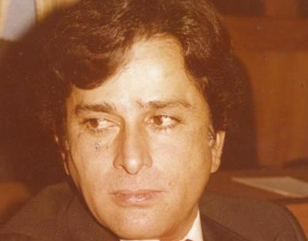 আপত্তি কম হয়নি জেনিফারের পরিবারেও। খাঁটি ব্রিটিশ হয়ে কিনা বিয়ে একজন ভারতীয়কে! কোনওমতেই মেনে নিতে পারেননি জিওফ্রে কেন্ডল। তিনি পরিষ্কার জানিয়ে দিলেন, বিয়ে তো পরের কথা। আগে দু’জনকেই ‘শেক্সপিয়ারানা’ দল ছাড়তে হবে।