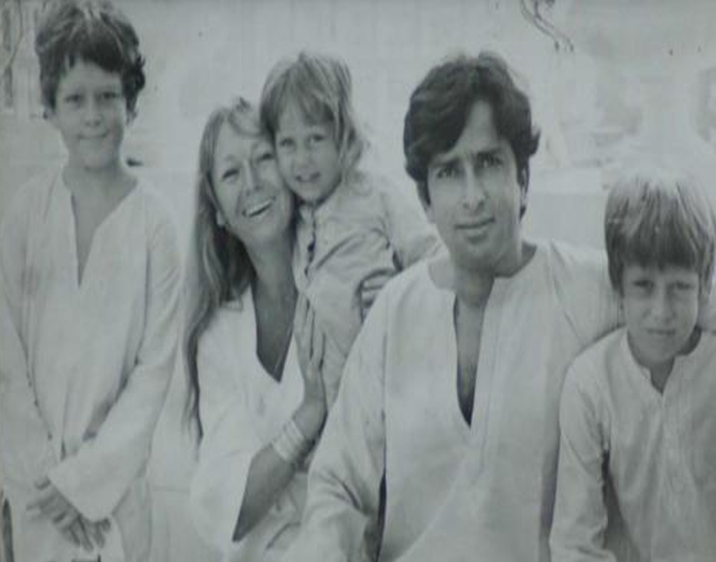 মন প্রস্তুত করলেন জেনিফার। ছেড়ে দিলেন প্রিয় নাটকের দল। আপ্রাণ চেষ্টা করতে লাগলেন প্রেমিককে নিয়ে নতুন করে থিয়েটারে অভিনয়ের। কিন্তু কিছুতেই সাফল্য এল না।