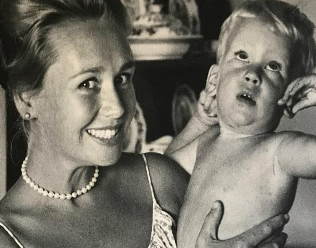 দাম্পত্যের পঁচিশ বছরে বিনা মেঘে বজ্রপাত। জেনিফারের কোলন ক্যানসার ধরা পড়ল। মাত্র এক বছর সুযোগ দিয়েছিলেন চিকিৎসার। ১৯৮৪ সালে প্রয়াত হন তিনি। জীবনের শেষ কিছু মাস কাটিয়েছিলেন শৈশবের শহর লন্ডনে।