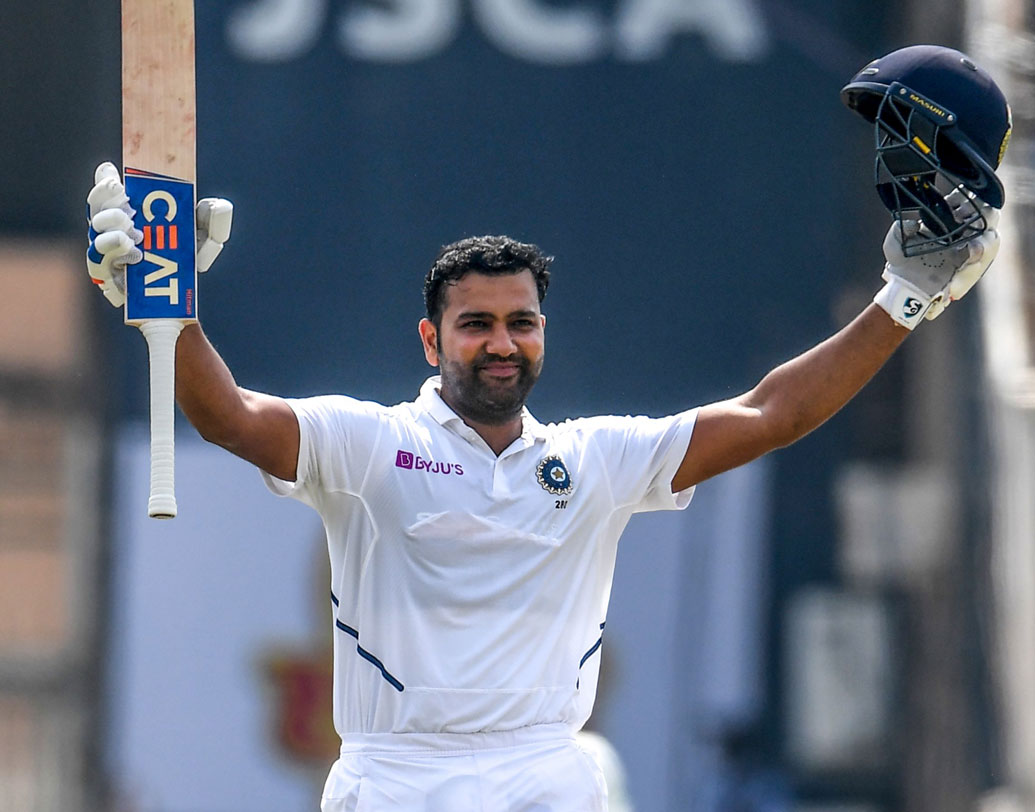 দক্ষিণ আফ্রিকার বিরুদ্ধে টেস্ট সিরিজে প্রথম বার ওপেন করতে নেমেই কামাল করেছেন রোহিত শর্মা। একটা ডাবল সেঞ্চুরি আর দু’টো সেঞ্চুরি দিয়ে অনেক সমালোচকেরই মুখ বন্ধ করে দিয়েছিলেন হিটম্যান। ওপেনিং স্লটে এই মুহূর্তে তাই টিম ইন্ডিয়ার অন্যতম ভরসা তিনি। বাংলাদেশের বিরুদ্ধেও রোহিতের দুর্দান্ত ফর্ম দেখতে মুখিয়ে ফ্যানেরা।