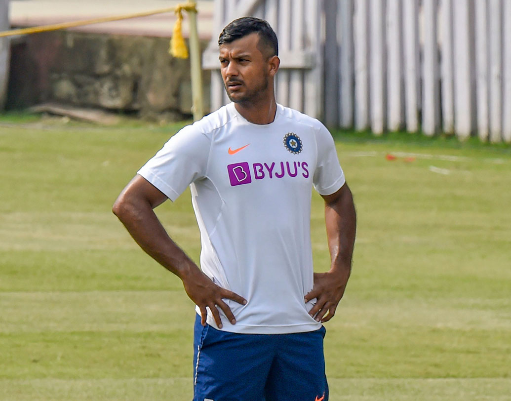 ওপেনিংয়ে রোহিত শর্মার সঙ্গে জুটি বাঁধা প্রায় নিশ্চিত মায়াঙ্ক আগরওয়ালের। রোহিতের মতোই স্বপ্নের ইনিংস খেলেছেন গত টেস্ট সিরিজে। ঘরের মাঠে প্রোটিয়াদের বিরুদ্ধে এসেছে তাঁর প্রথম ডাবল সেঞ্চুরি। পরের টেস্টেও সেঞ্চুরি পেয়েছেন তিনি। ৭ টেস্ট খেলা ২৮ বছরের মায়াঙ্কের গড় ৫৫.৯০। রোহিতের মতোই তাঁর থেকেও বড় ইনিংসের আশায় টিম ইন্ডিয়া।