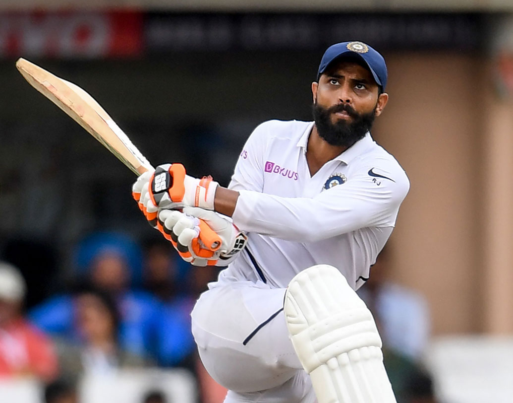 ২০১৮-র সেপ্টেম্বরে ইংল্যান্ডের বিরুদ্ধে ওভাল টেস্টে অপরাজিত ৮৬ করার পর থেকেই যেন টেস্টে নয়া অবতারে দেখা যাচ্ছে রবীন্দ্র জাডেজাকে। রাজকোটে ওয়েস্ট ইন্ডিজের বিরুদ্ধে অপরাজিত সেঞ্চুরি। প্রোটিয়াদের বিরুদ্ধে পুণেতে ৯১ রান। সঙ্গে ওই সিরিজের ৩ টেস্টে ১৩ উইকেট। ফলে ছ’নম্বরে দেখা যেতে পারে জাডেজাকে।