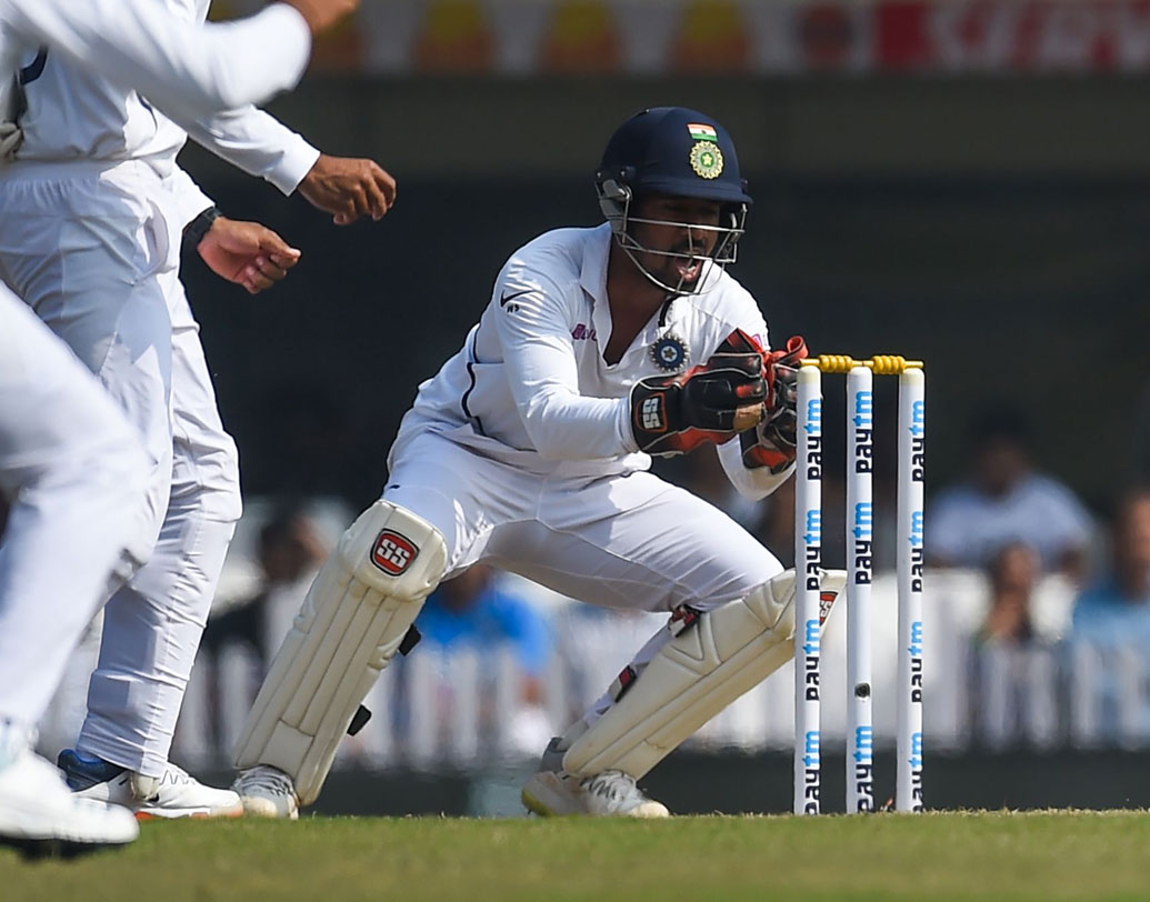 প্রোটিয়াদের বিরুদ্ধে গত টেস্ট সিরিজে নিজের যোগ্যতা আরও এক বার প্রমাণ করেছেন ঋদ্ধিমান সাহা। উইকেটকিপার হিসাবে টেস্টে ঋষভ পন্থের ধারাবাহিক ব্যর্থতার পর ভরসা দিয়েছে ঋদ্ধির গ্লাভস। যদিও ইনদওরে নিজের ব্যাটিং স্কিলও দেখাতে চাইবেন ঋদ্ধিমান।