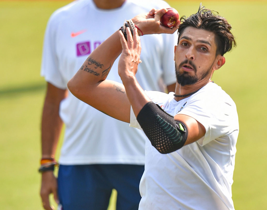 ইনদওরে তিন স্পিনারের ফর্মুলা বোধহয় মাথায় রাখতে চাইবেন না টিম ম্যানেজমেন্ট। সে ক্ষেত্রে পেস অ্যাটাকে দেখা যেতে পারে ইশান্ত শর্মাকে। প্রোটিয়াদের বিরুদ্ধে উল্লেখযোগ্য পারফরম্যান্স না থাকলেও বাংলাদেশিদের বেগ দিতে পারেন ইশান্ত।