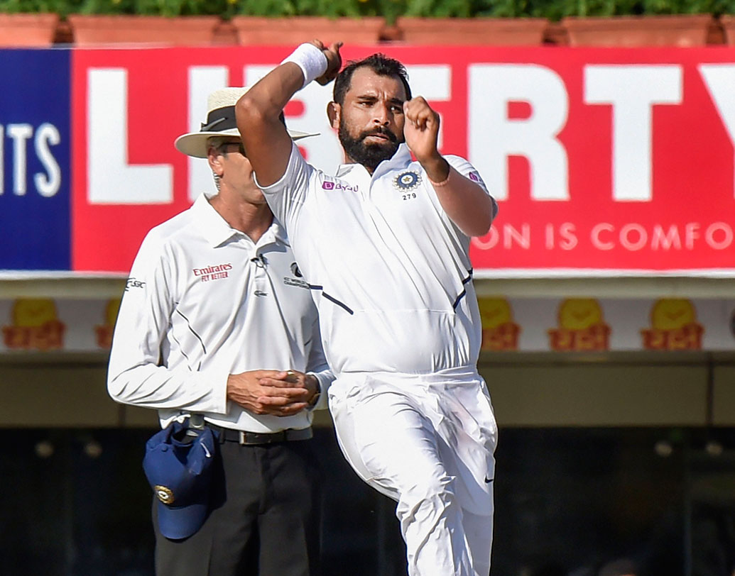 পেস অ্যাটাকে মহম্মদ শামির থাকাটা প্রায় নিশ্চিত। বিশাখাপত্তনমের পর রাঁচীতেও শামির বিধ্বংসী রূপ দেখেছেন প্রোটিয়ারা। বাংলাদেশের বিরুদ্ধে ইনদওরের স্পোর্টিং পিচে ফের নিজের একই রূপ দেখাতে চাইবেন শামি।