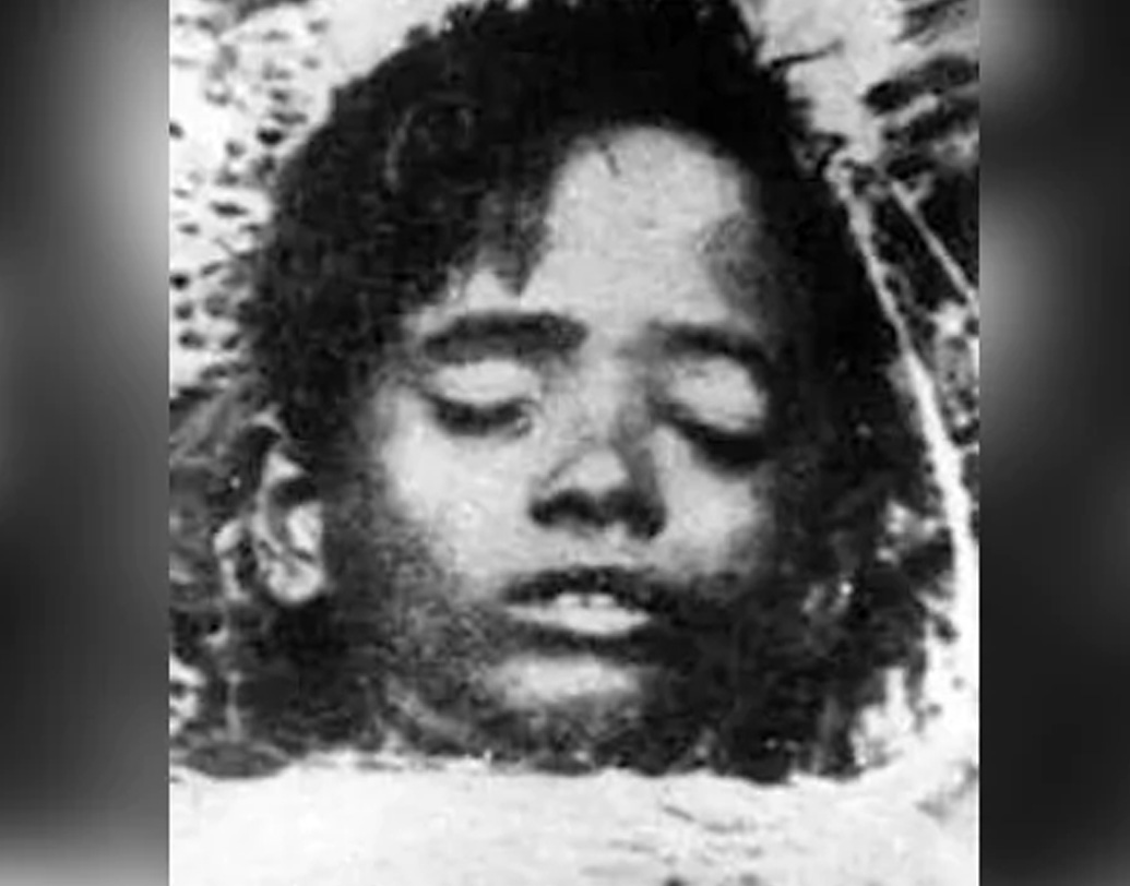 কিন্তু সে ছেলে অনড়। হাজারো চোখরাঙানিতে কাজ হল না। অত্যাচারী ব্রিটিশ শাসকদের কাউকে সে নদী পার করিয়ে দেবে না। মুহূর্তের মধ্যে নৌকোতেই লুটিয়ে পড়ল তার নিথর দেহ। প্রথমে মাথায় বেয়োনেটের আঘাত। তারপর গুলিতে ঝাঁঝরা ছোট্ট দেহ। পড়ে রইল ১২ বছরের বাজি রাউত, পরাধীন ভারতের সর্বকনিষ্ঠ শহিদ। ১৯৩৮ সালের ১১ অক্টোবর।