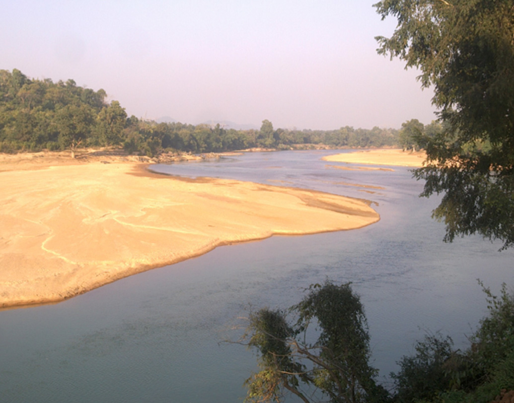 স্ত্রী-সন্তানদের আরও অকূল পাথারে ফেলে চোখ বুজলেন নীলকণ্ঠপুর ঘাটের মাঝি। অপটু হাতে বৈঠা ধরা ছাড়া আর কোনও উপায় থাকল না বাজির কাছে। শুধু নদীঘাটের নয়, ভাইবোনদের মধ্যে সবথেকে ছোট বাজি-ই হয়ে উঠল সংসারের মূল কান্ডারি-ও।