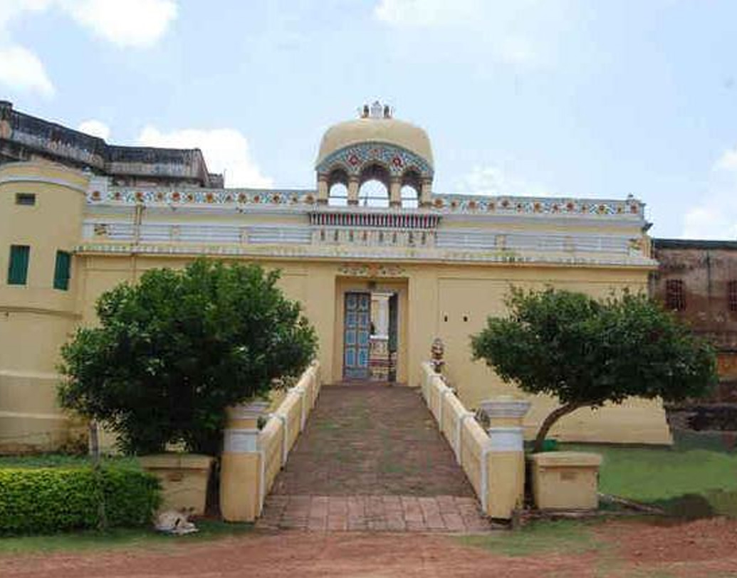 সে সময় ঢেঙ্কানলের দেশীয় রাজা ছিলেন শঙ্করপ্রতাপ সিংহদেও। তাঁর অত্যাচারে খাজনা যোগান দিতে গিয়ে নাভিশ্বাস উঠত সাধারণ প্রজাদের। ধীরে ধীরে তাঁর বিরুদ্ধে ক্ষোভ পুঞ্জীভূত হচ্ছিল।