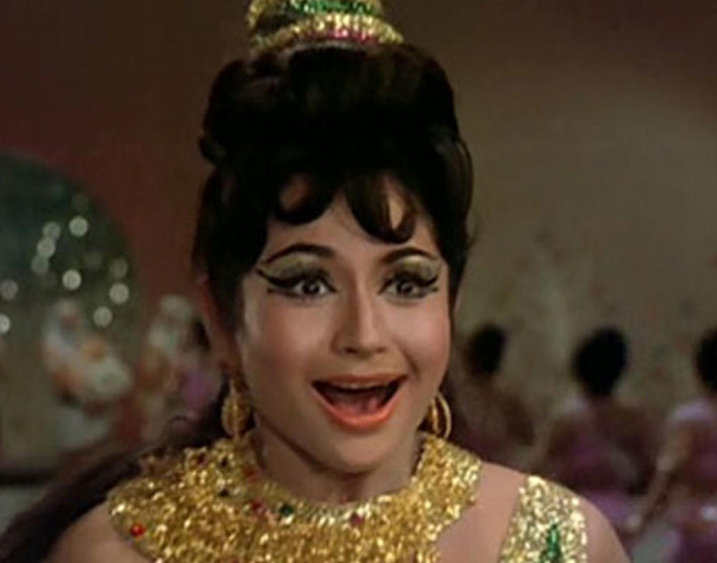 বাবা জর্জ ডেসমায়ার ছিলেন অ্যাংলো ইন্ডিয়ান সম্প্রদায়ের। মা, বর্মার মেয়ে। বর্মাতেই ছিল সংসার। প্রথম সন্তানের জন্ম হল ১৯৩৮ সালের ২১ নভেম্বর। বাবা মা সাধ করে মেয়ের নাম রাখলেন হেলেন অ্যান রিচার্ডসন।