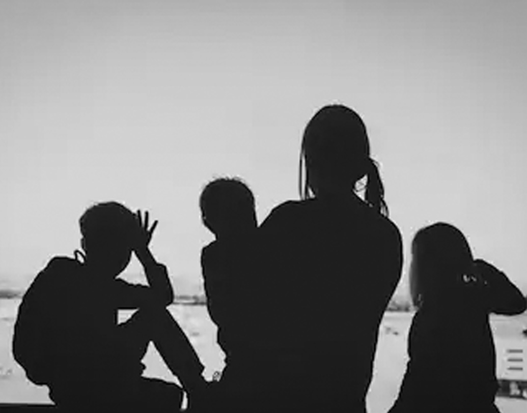 তার পরে আরও একটি ছেলে রজার এবং একটি মেয়ে, জেনিফার। তিনজনেই শৈশবে পিতৃহীন হলেন। দ্বিতীয় বিশ্বযুদ্ধে মারা গেলেন জর্জ ডেসমায়ার। তিন শিশুসন্তানকে নিয়ে রেঙ্গুন ছাড়লেন হেলেনের অন্ত্বঃসত্ত্বা মা।