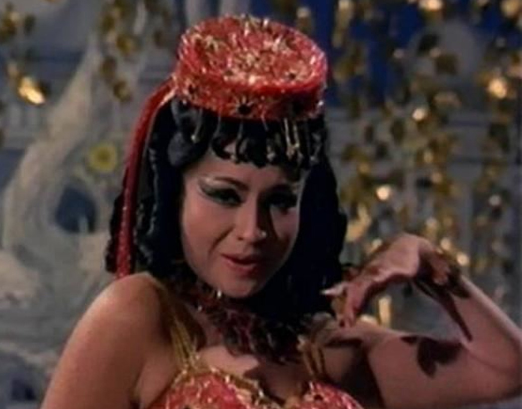 মা ও ভাইবোনের সঙ্গে ডিব্রুগড়ের হাসপাতালে দু’মাস থাকতে হয়েছিল। সেখান থেকে ঠাঁই হল কলকাতায়। সেখানে ভাই রজারের মৃত্যু হল গুটিবসন্তে। কলকাতার পাট চুকিয়ে পরের গন্তব্য বম্বে, আজকের মুম্বই। ১৯৪৩ সালে আরবসাগরের তীরে নতুন করে শুরু হল জীবনযুদ্ধ।