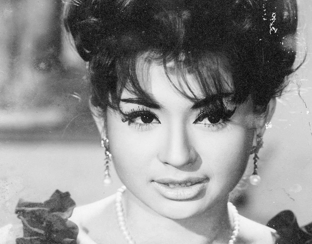 এক পারিবারিক বন্ধুর সাহায্যে এল ফিল্মে কাজ করার সুযোগ। সমবেত শিল্পী হিসেবে হেলেন কাজের সুযোগ পেলেন পাঁচের দশকের গোড়ায়। কাজ পেলেন ‘শাবিস্তান’ ও ‘আওয়ারা’ ছবিতে। কিছুদিনের মধ্যেই এল একক শিল্পী হিসেবে কাজের সুযোগ। ১৯৫৪ সালে ‘আলিফ লায়লা’ এবং পরের বছর ‘হুর-এ-আরব’ ছবিতে।