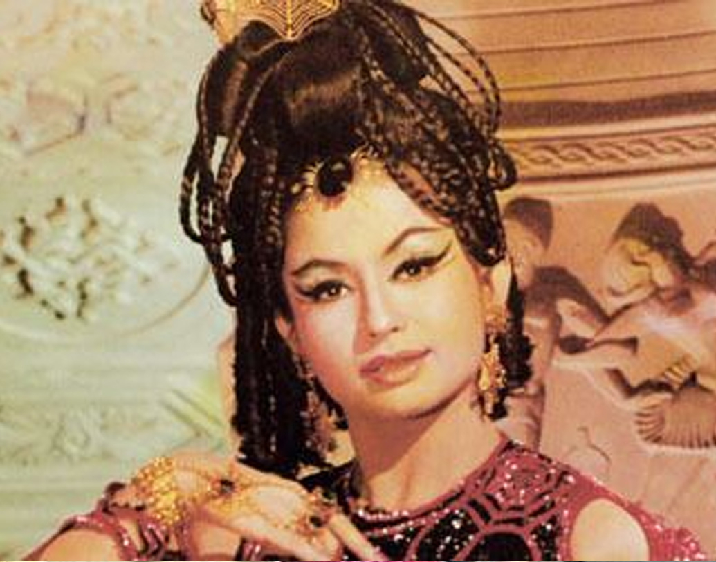 প্রথম বড় ব্রেক ১৯৫৮ সালে। ‘হাওড়া ব্রিজ’ ছবিতে গীতা দত্তের গলায় ‘মেরা নাম চিন চিন চু’-এর সঙ্গে উনিশ বছরের হেলেনের নাচ আইকনিক হয়ে গেল বলিউডে। এরপর আর ফিরে তাকাতে হয়নি হেলেনকে।