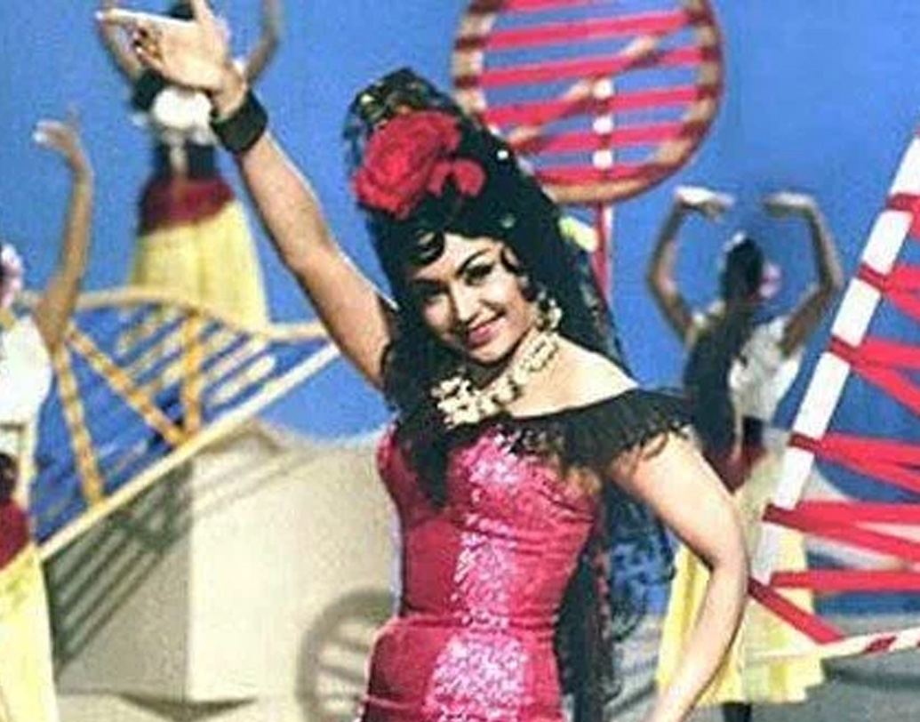 মণিপুরী, কত্থক এবং ভরতনাট্যমের তালিম নিয়েছিলেন হেলেন। কিন্তু তাঁর আসল মুনসিয়ানা ছিল ক্যাবারে নাচে। তাঁর হাত ধরেই তৎকালীন আপাত-নিষিদ্ধ নাচ পা রেখেছিল বলিউডে। যতদিন হিন্দি ফিল্ম ইন্ডাস্ট্রি থাকবে, ততদিন গুঞ্জরিত হবে ‘শোলে’-এর ‘মেহবুবা ও মেহবুবা’,‘ইন্তেকাম’-এর ‘আ জানে যাঁ’ এবং ক্যারাভান-এর ‘পিয়া তু অব তো আ জা’।