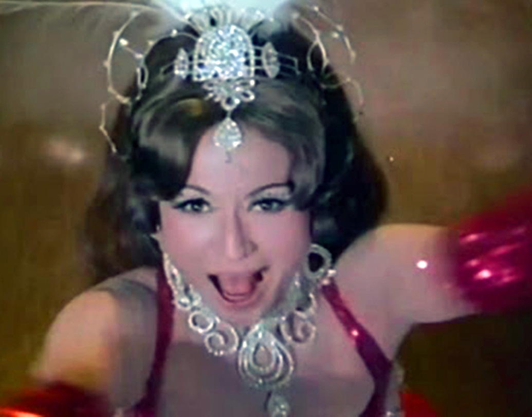 কিন্তু সতেরো বছর একসঙ্গে থাকার পরে সে সম্পর্ক ভে‌ঙে যায়। অভিযোগ, হেলেনের টাকা নয়ছয় করতেন অরোরা। তাঁর জন্য নাকি দেউলিয়া হতে বসেছিলেন হেলেন। ১৯৭৪ সালে তিনি অরোরার সঙ্গে সম্পর্ক থেকে বেরিয়ে আসেন।