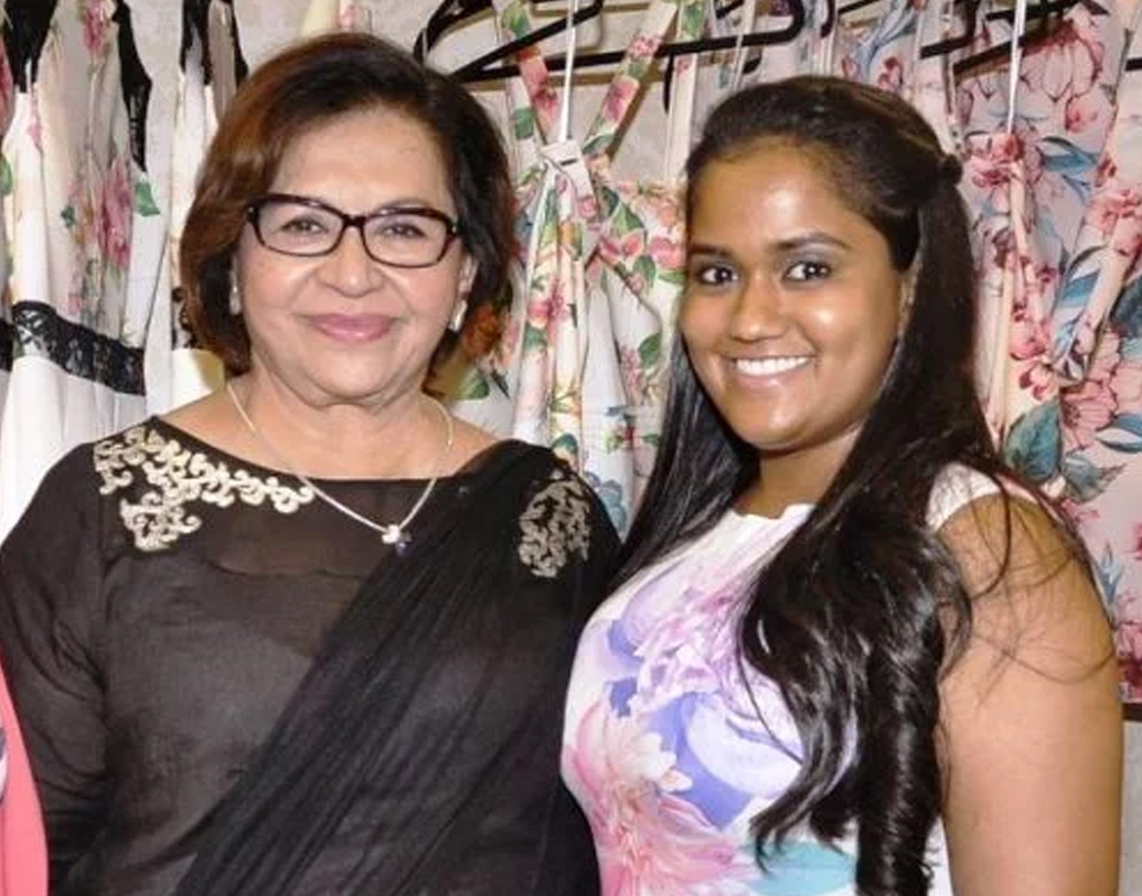 প্রথমে বিরোধিতা থাকলেও পরে খান পরিবারে গ্রহণযোগ্যতা পান হেলেন। তিনিও আপন করে নেন স্বামীর প্রথম পক্ষের চার সন্তান সলমন, আরবাজ, সোহেল এবং আলভিরাকে। হেলেন নিজে দত্তক নেন অর্পিতাকে।