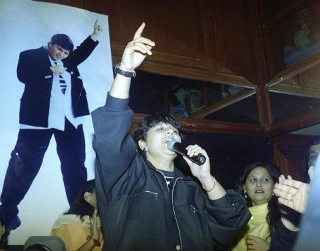 গুজরাতের ভদোদরায় তাঁর জন্ম ১৯৬৪ সালের ১২ মার্চ। ফাল্গুন মাসে জন্ম বলে নাম রাখা হয়েছিল ফাল্গুনী। তাঁর কণ্ঠেও যেন চিরবসন্ত। সুরেলা গলায় হিন্দি ও গুজরাতি ভাষার মিষ্টি প্রেমের গানই তাঁর জনপ্রিয়তার চাবিকাঠি।