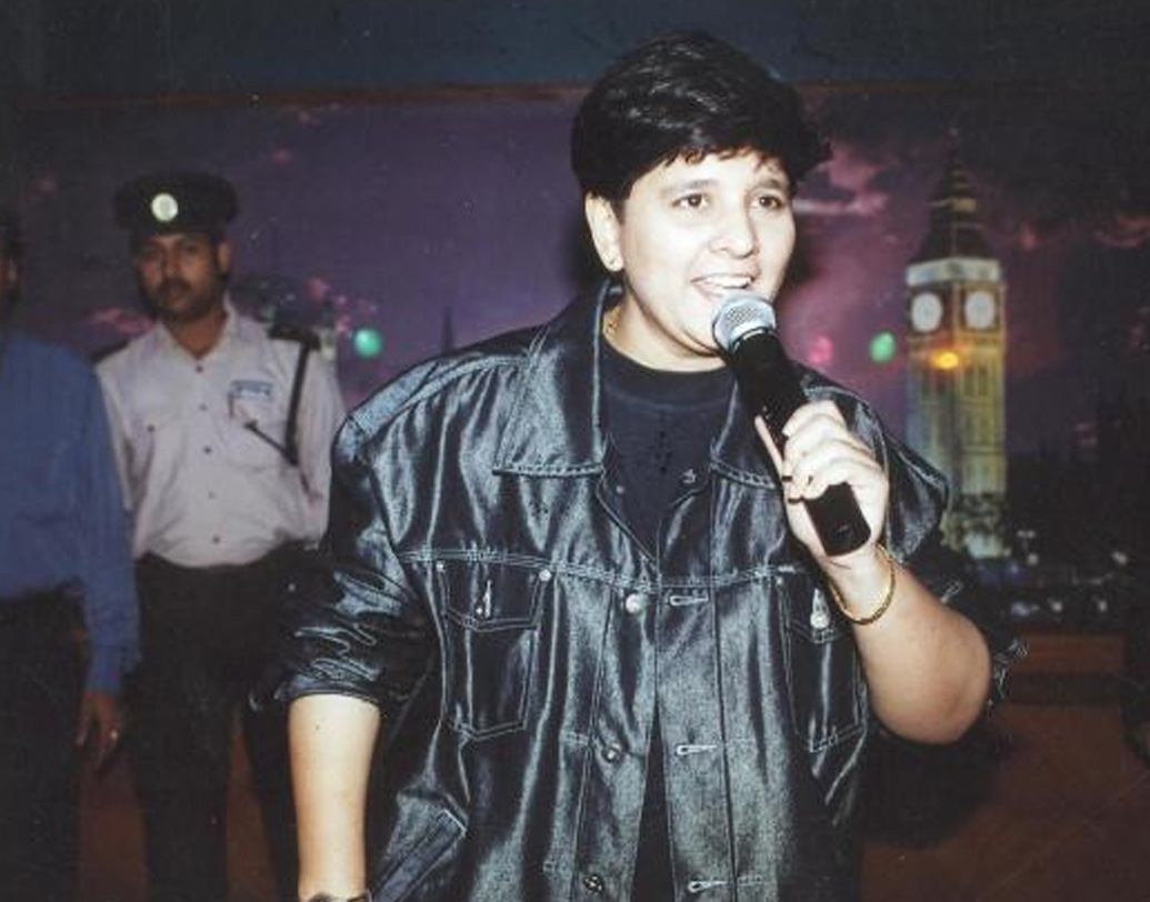 পাঠক পরিবার দীর্ঘদিন মুম্বইয়ের খারের বাসিন্দা। চার দিদির পরে জন্ম ফাল্গুনীর। ছোট থেকেই তাঁকে ছেলের বেশে সাজিয়ে রাখা হত। তাতেই অভ্যস্ত হয়ে ওঠেন ফাল্গুনী। গান গাওয়ার শখ ছিল ছোট থেকেই। প্রাথমিক ভাবে রেডিয়োয় গান শুনে শুনে তৈরি করেছেন নিজেকে। এমএমকে কলেজ অব কমার্স অ্যান্ড ইকনমিক্স থেকে স্নাতক ফাল্গুনী তালিম নিয়েছেন দিওয়ালিবেন ভীল এবং ভবদীপ জয়পুরওয়ালের কাছে।