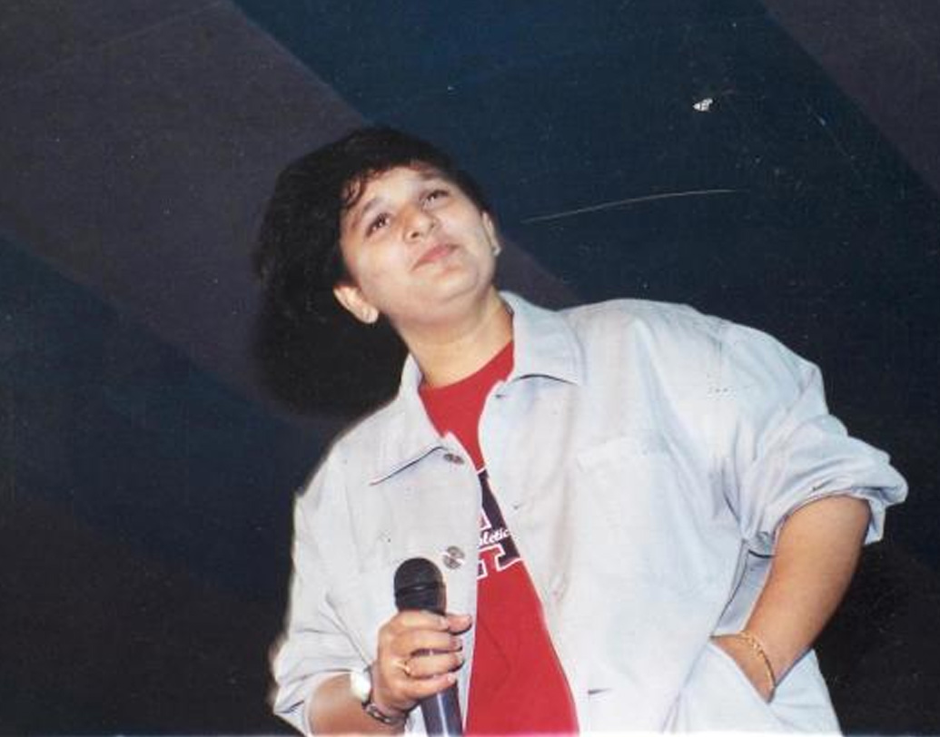 অথচ প্রথম দিকে ফাল্গুনী অনুষ্ঠান করতেন বাবাকে না জানিয়ে। প্রথম যখন জলসায় মেয়ের গানের কথা জানতে পারলেন বাবা, তিরস্কৃত হতে হয়েছিল ফাল্গুনীকে। কিন্তু সব বাধা পেরিয়ে ফাল্গুনী গানকেই নিজের পেশা করেন। শোনা যায়, এখন অনুষ্ঠান পিছু তাঁর পারিশ্রমিক প্রায় ২৫ লক্ষ টাকা।