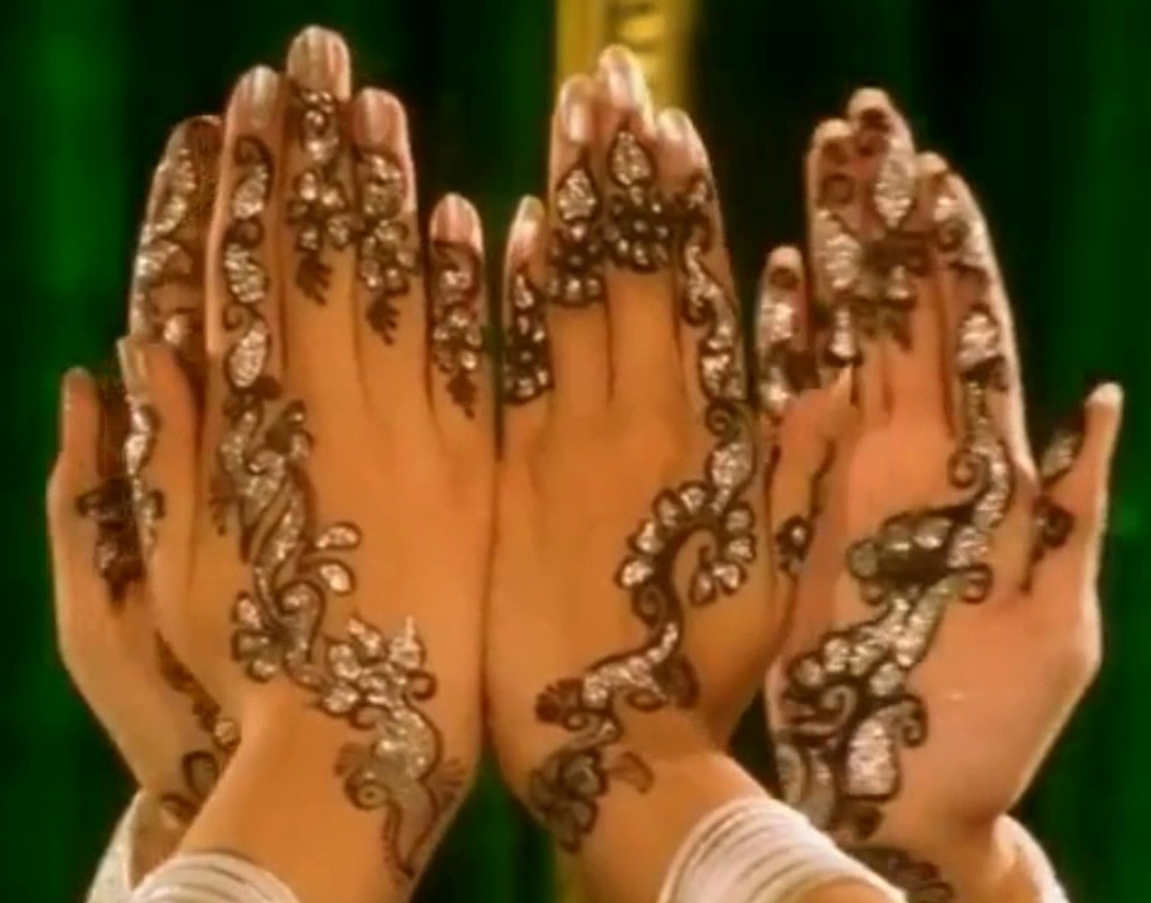 এর পরের কয়েক বছর ফাল্গুনীর গান বা অ্যালবাম মানেই বেস্ট সেলার-এর তালিকায়। ‘ম্যায়নে পায়েল হ্যায় ছনকাই’, ‘মেরি চুনর উড় উড় যায়’, ‘সাওয়ারিয়া তেরি ইয়াদ মেঁ’, ‘ইয়ে কিসনে জাদু কিয়া’, ‘হাওয়া মেঁ উড়তি যায়’-এর মতো অ্যালবামগুলিতে নিজের জনপ্রিয়তা ধরে রাখেন ফাল্গুনী পাঠক। (ছবি: সোশ্য়াল মিডিয়া)