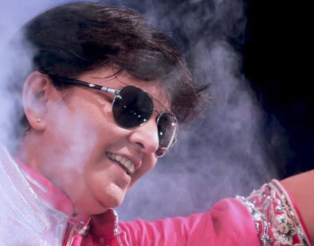 ধীরে ধীরে কমে আসে ইন্ডিপপের জনপ্রয়িতা। এরপর ফাল্গুনীর একমাত্র বিচরণক্ষেত্র হয়ে ওঠে নবরাত্রি পার্বণই। ১৯৯৪ সালে তৈরি হয় তাঁর দল ‘তা থইয়া’। মূলত গুজরাতের গ্রাম থেকে সংগ্রহ করা হয় লোকগীতি। তারপর সেই আঙ্গিকে তৈরি করা হয় নতুন গান। নবরাত্রির অনুষ্ঠানে ফাল্গুনীর গান তুমুল জনপ্রিয়। তিনি একচ্ছত্র ডান্ডিয়া-রানি। (ছবি: সোশ্য়াল মিডিয়া)