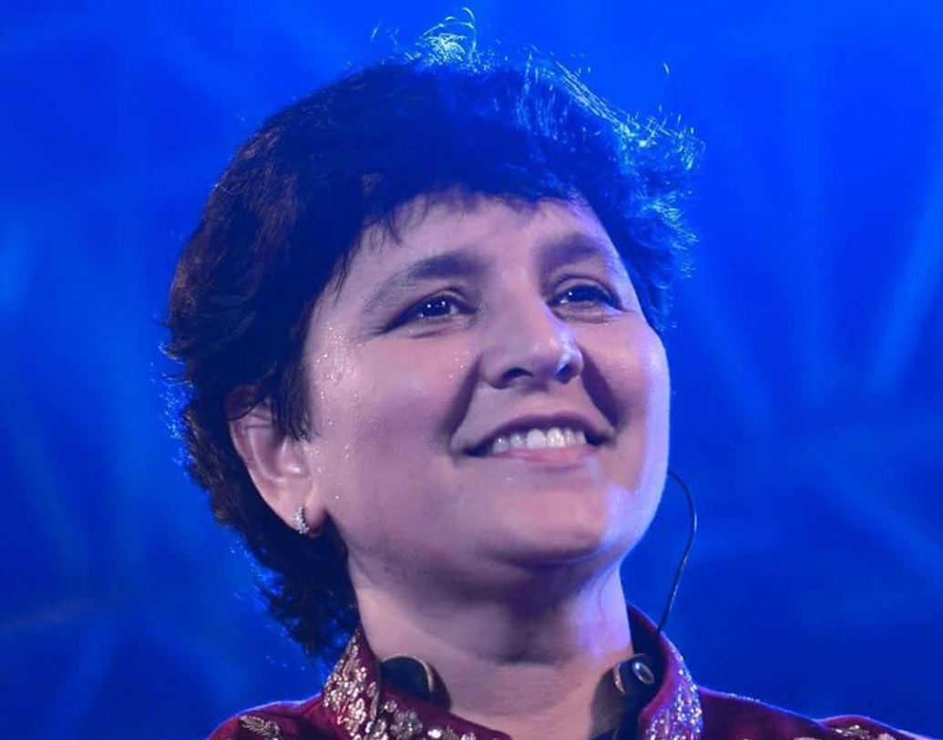 আদ্যন্ত নিরামিষাসী ফাল্গুনী খুব শৌখিন নিজের গাড়ি নিয়ে। পছন্দের মার্সিডিঞ্জ বেঞ্জে পরিবারের সবাইকে নিয়ে লং ড্রাইভে যেতে ভালবাসেন। (ছবি: সোশ্য়াল মিডিয়া)