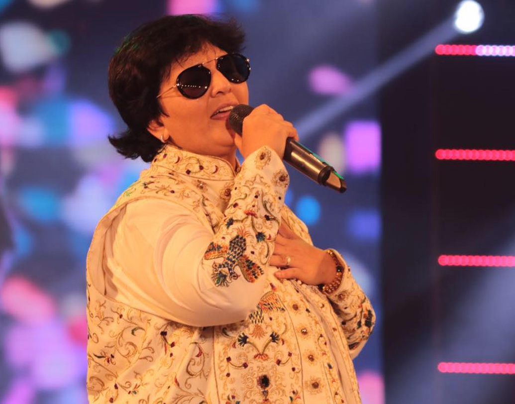 স্কুলের বাইরে মেয়েদের পোশাক বিশেষ পরেননি ফাল্গুনী। তাঁর পছন্দের পোশাক ঢোলা টি শার্ট, চিনোজ এবং ওয়েস্ট কোট। মেক-আপ করেন শুধু অনুষ্ঠান থাকলে। (ছবি: সোশ্য়াল মিডিয়া)