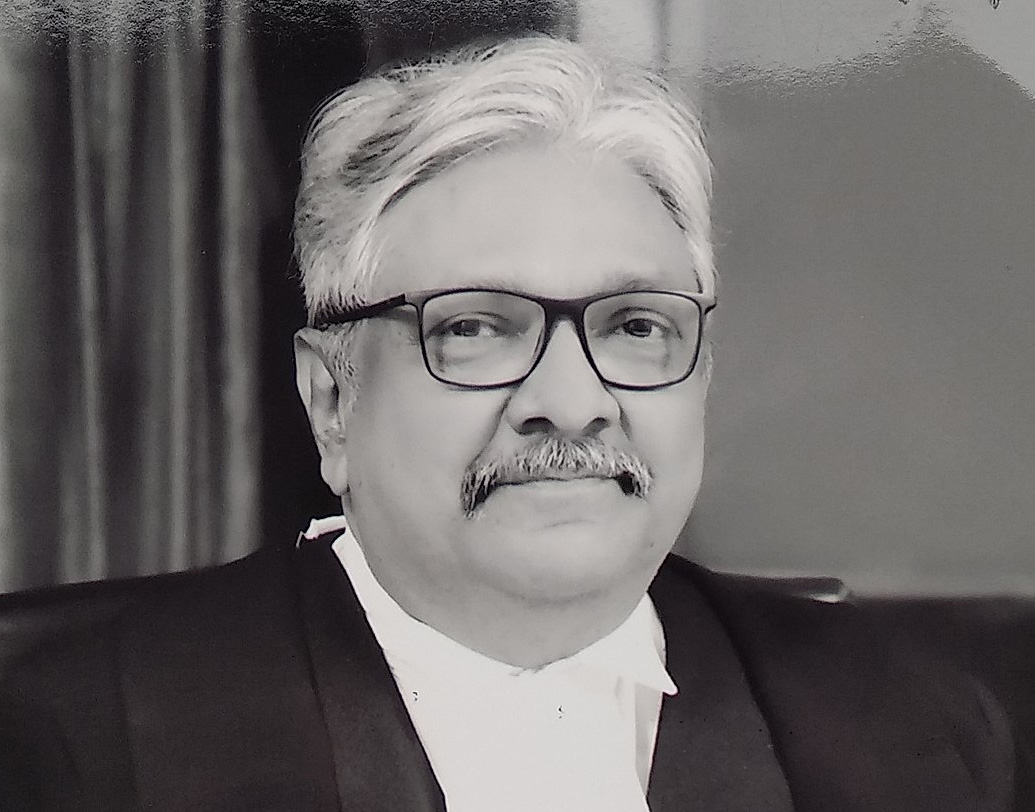 বাকি দু’জনের সঙ্গে সম্মত হলেও বিচারপতি জোসেফ বলেছেন, সিবিআই নিজে তদন্ত করতে চাইলে কোনও বাধা নেই। দুর্নীতি দমন আইনে ১৭এ ধারায় সিবিআইকে সরকারি কর্তাদের বিরুদ্ধে তদন্তের জন্য আগাম অনুমতি নিতে হয়। তাঁর যুক্তি, সেই অনুমতি নিয়ে সিবিআই তদন্ত করতেই পারে।