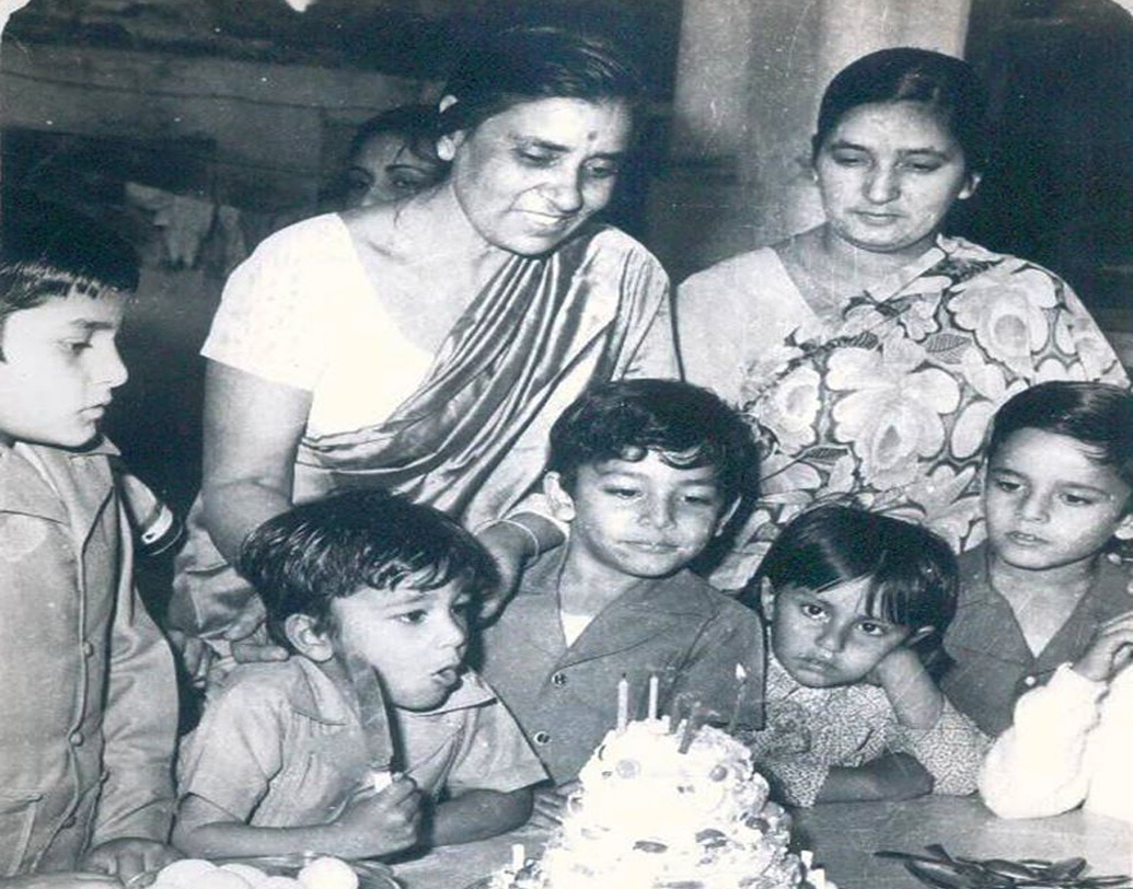 সে দিনের বালক আজ বিশ্বজয়ী রন্ধনশিল্পী। তাঁর রান্নায় মুগ্ধ মোদী, ওবামা থেকে দলাই লামা। বিশ্ব দরবারে ভারতীয় রন্ধনকে তুলে ধরেছেন সেলেব্রিটি শেফ বিকাশ খন্না। পঞ্জাবের অমৃতসরে বিকাশের জন্ম ১৯৭১-এর ১৪ নভেম্বর। তাঁর বাবা, দবীন্দ্র খন্না এবং মা বিন্দু খন্না। দাদা নিশান্ত এবং বোন রাধিকার সঙ্গে বড় হওয়া। রন্ধনপটিয়সী ঠাকুমার কাছেই রান্নায় হাতেখড়ি বিকাশের।